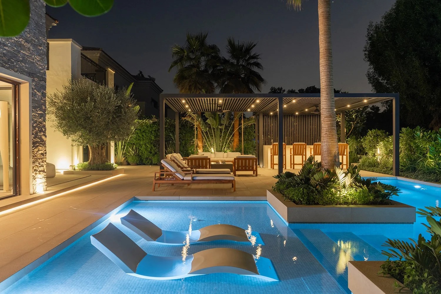 5 Underwater Features That Define High-End Pools